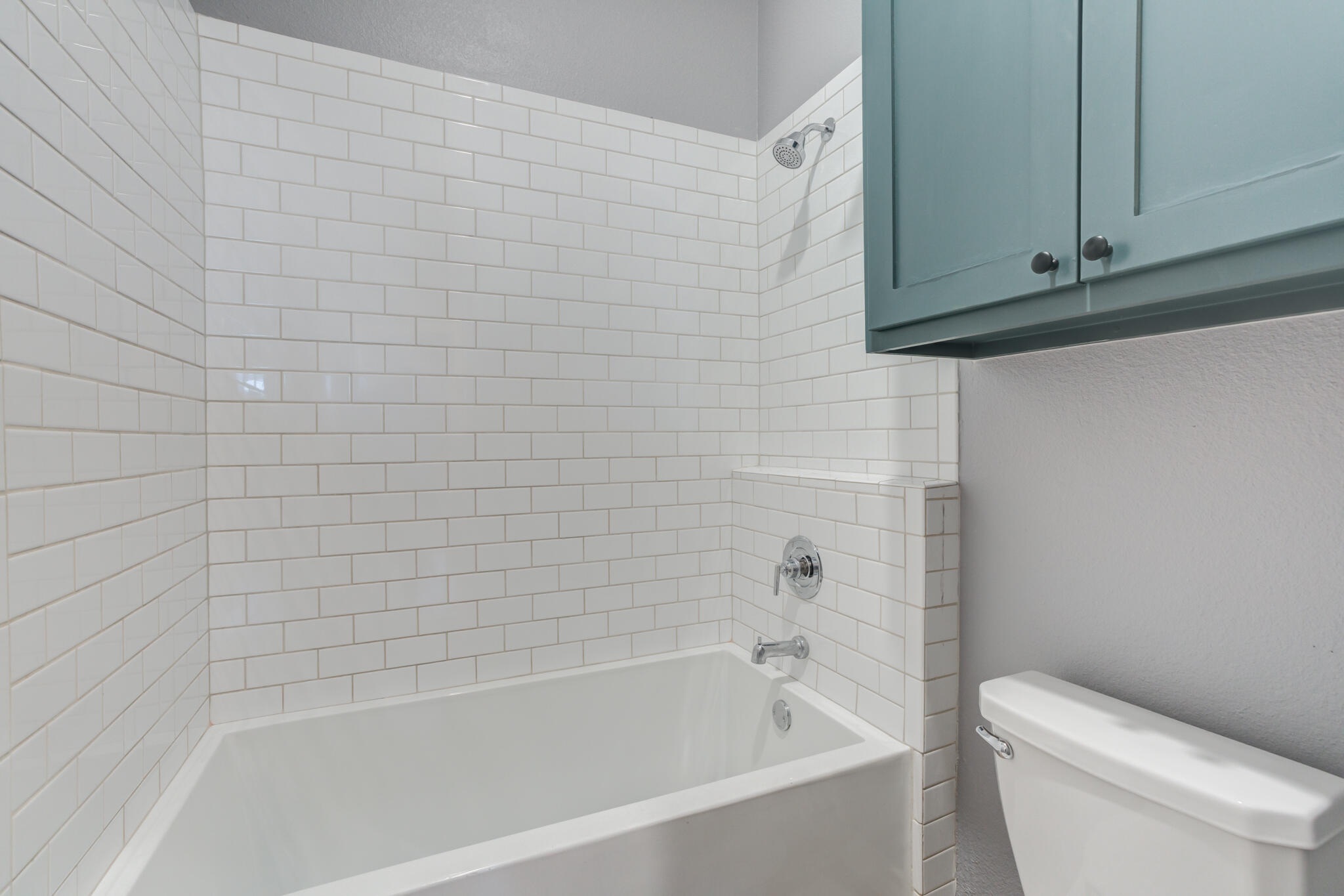 12701 Kenosha Avenue Lubbock, TX 79423 - Photo 50 of 61 a bathroom with a bathtub and a toilet