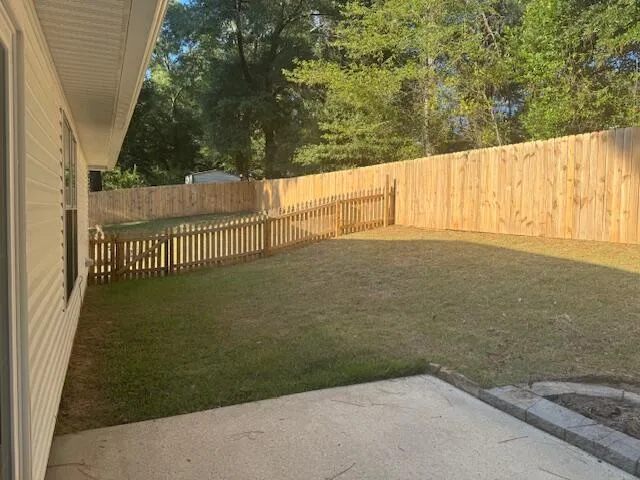 a view of a backyard