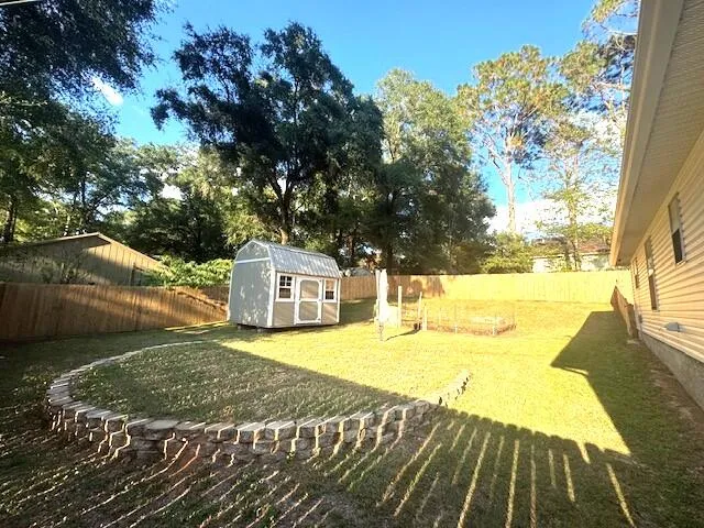 a view of back yard of the house