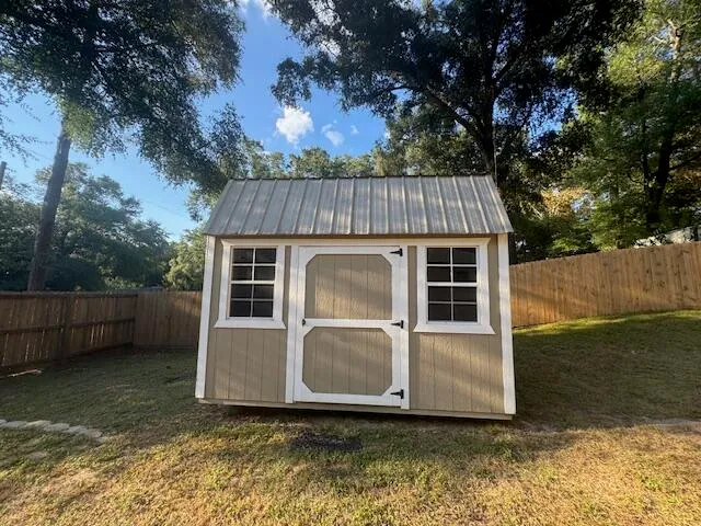a view of a small house in the background
