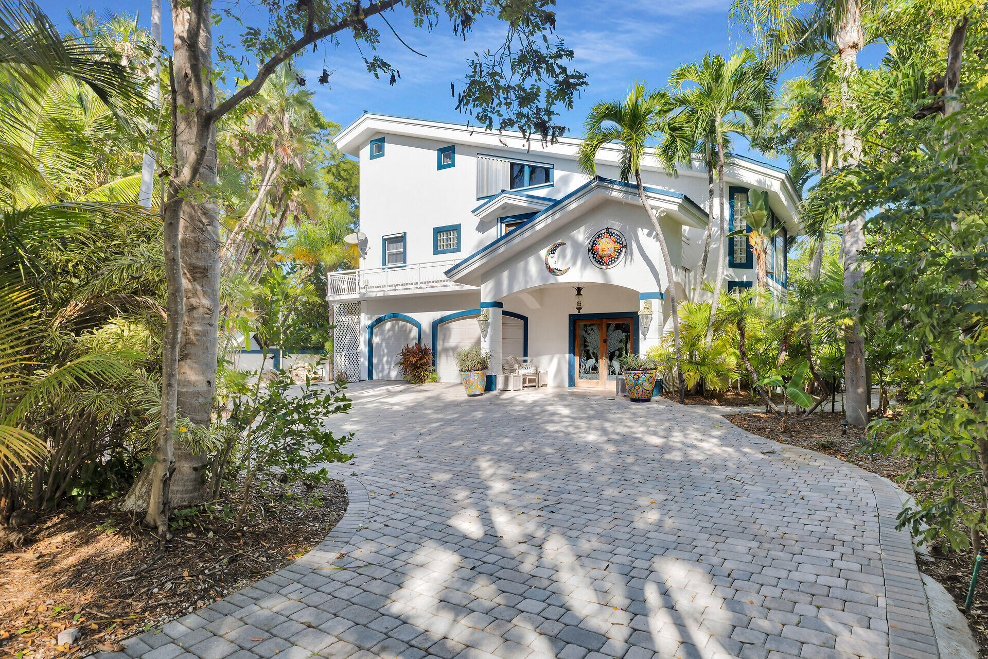 35 Mutiny Place Key Largo, FL 33037 - Photo 10 of 59 a front view of a house with a yard