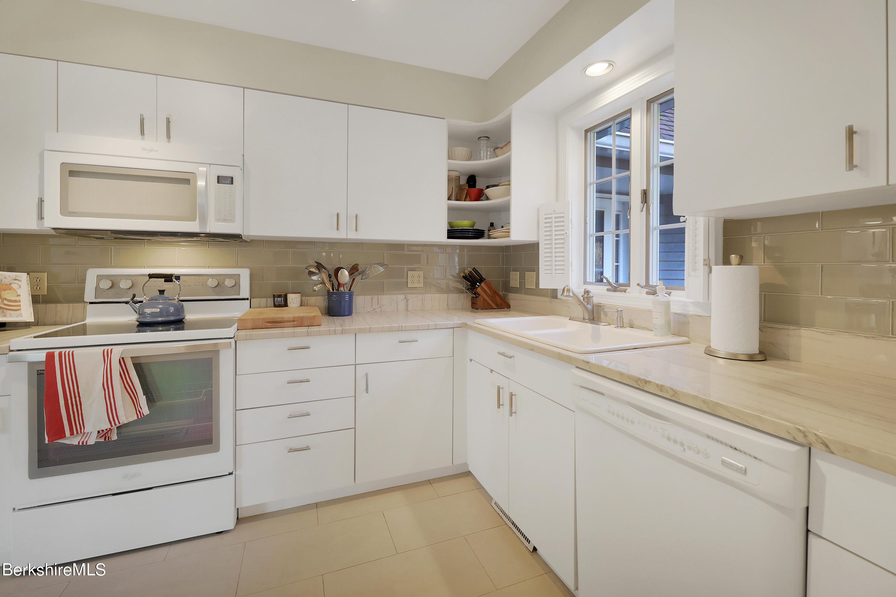 11 Prospect Hill Road, Unit 5 Stockbridge, MA 01262 - Photo 8 of 27 55 Kitchen