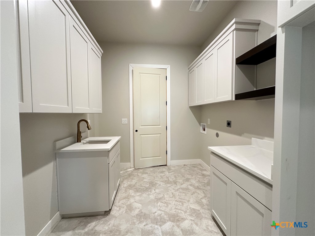 418 Dos Rios Drive Belton, TX 76513 - Photo 27 of 41 a bathroom with a sink and a mirror
