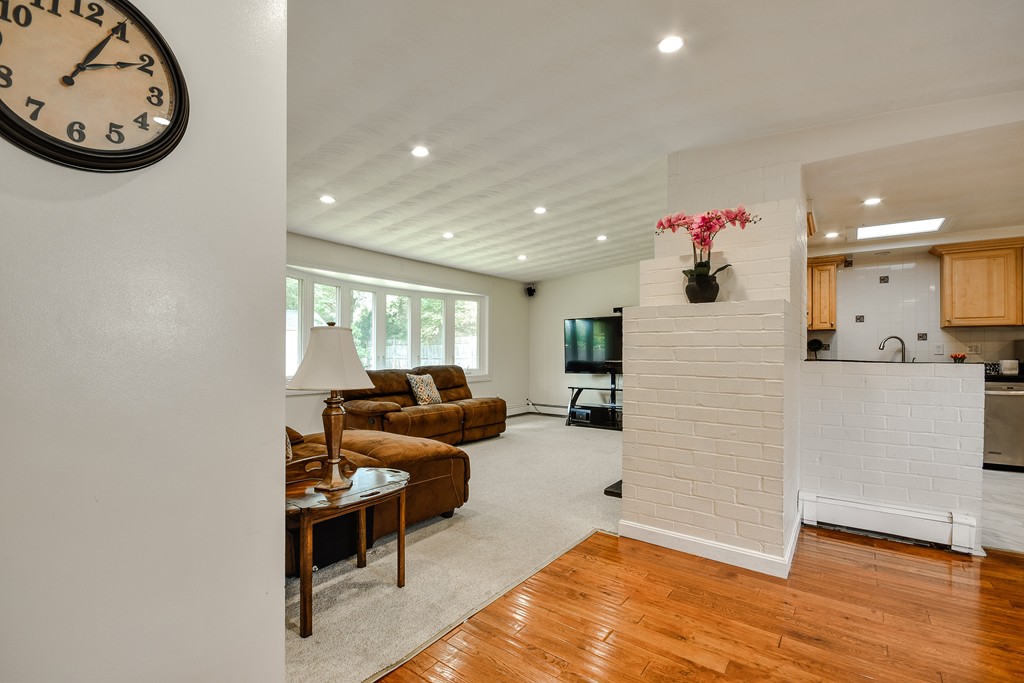 28 Brownlea Road Framingham, MA 01701 - Photo 3 of 20 Gallery Image 3