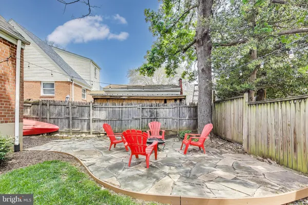 a view of back yard of the house with outdoor seating