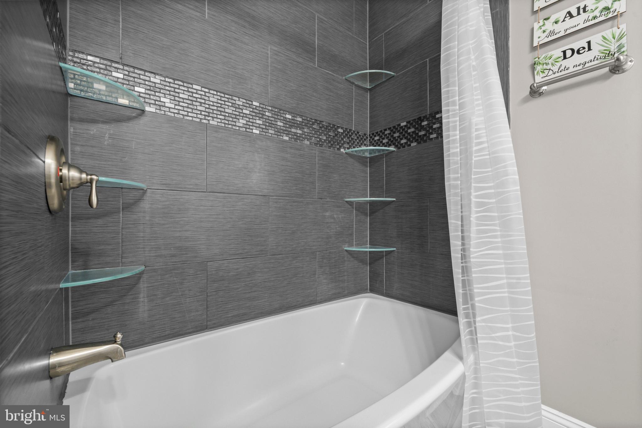 16203 Brandywine Road Brandywine, MD 20613 - Photo 22 of 37 a bathroom with a bathtub