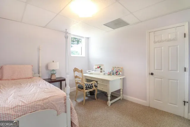 a view of a house with backyard and garden