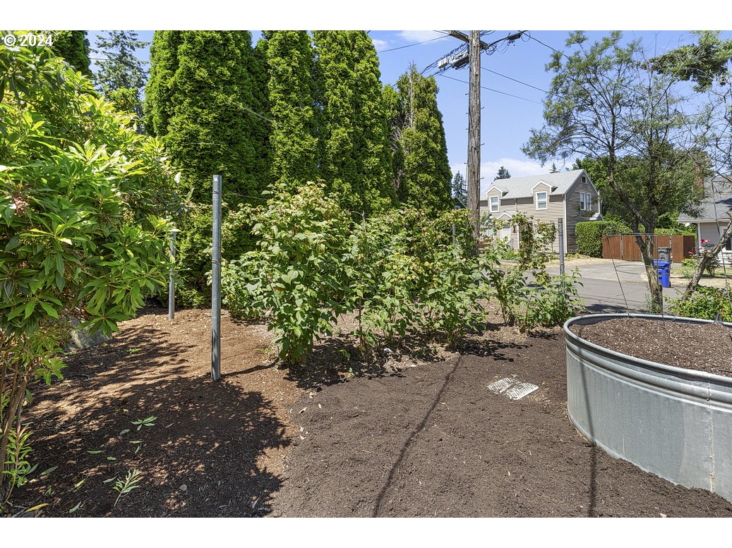 6020 Northeast Milton Street Portland, OR 97213 - Photo 11 of 16 Garden