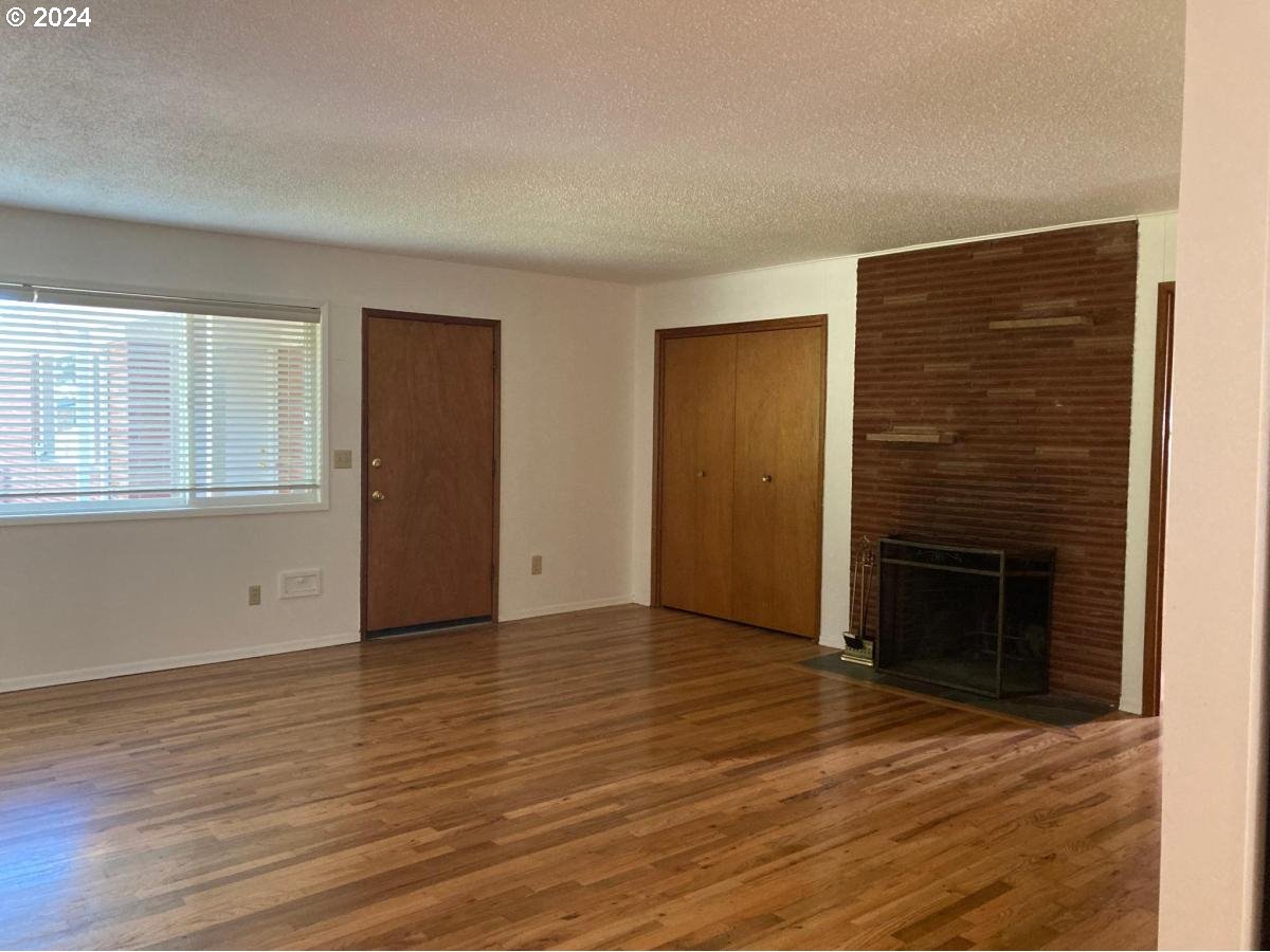6020 Northeast Milton Street Portland, OR 97213 - Photo 13 of 16 Living Room