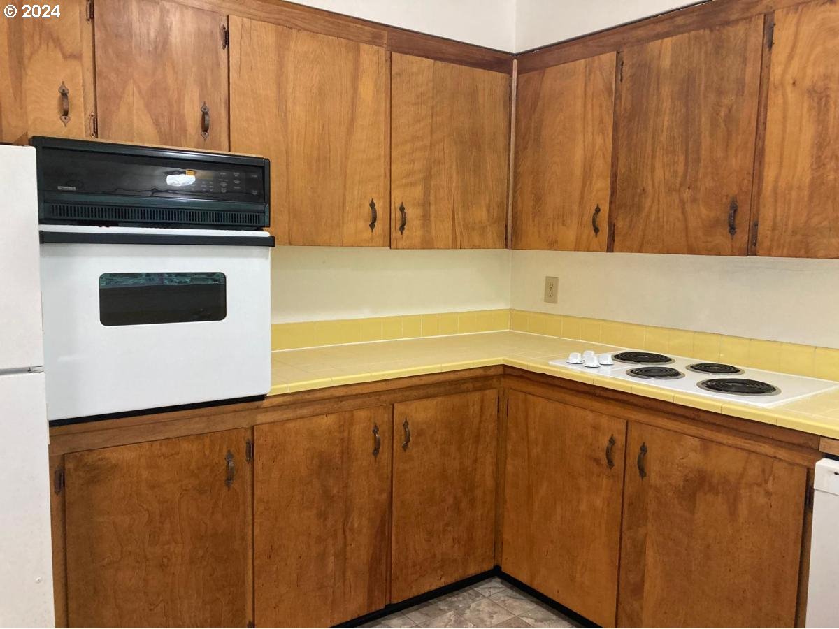 6020 Northeast Milton Street Portland, OR 97213 - Photo 14 of 16 Kitchen