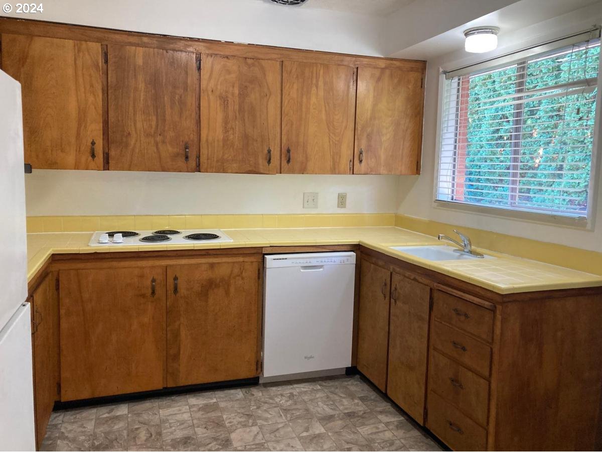 6020 Northeast Milton Street Portland, OR 97213 - Photo 15 of 16 Kitchen