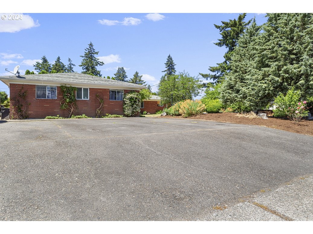 6020 Northeast Milton Street Portland, OR 97213 - Photo 2 of 16 Parking