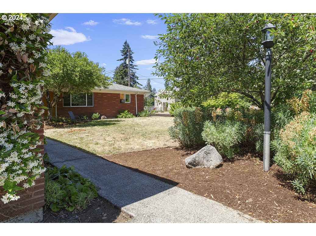 6020 Northeast Milton Street Portland, OR 97213 - Photo 4 of 16 Front Yard