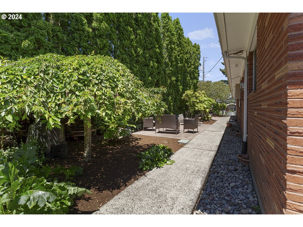 6020 Northeast Milton Street Portland, OR 97213 - Photo 8 of 16 Patio