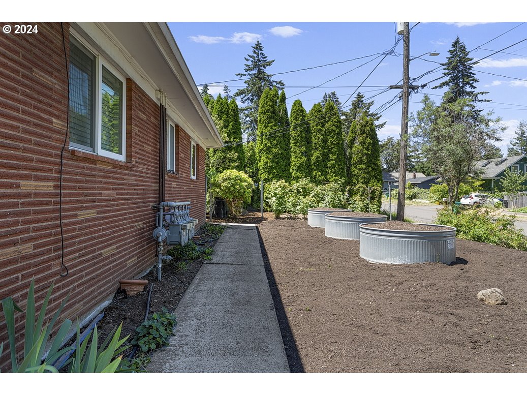 6020 Northeast Milton Street Portland, OR 97213 - Photo 10 of 16 Garden