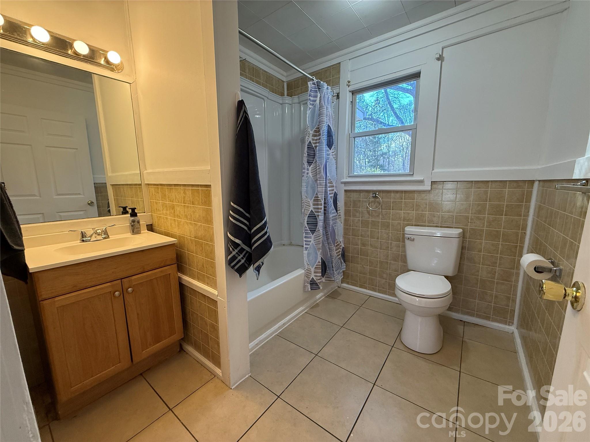 2603 5th Avenue Southwest Hickory, NC 28602 - Photo 28 of 31 a bathroom with a toilet sink and mirror