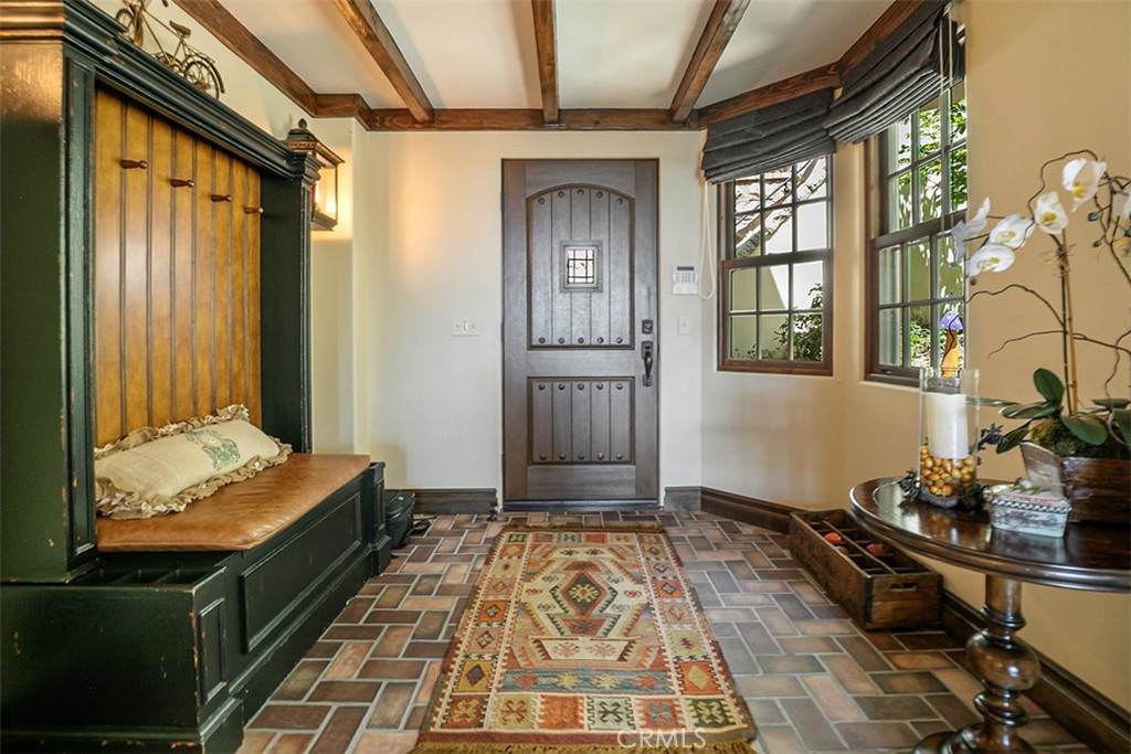 28087 North Shore Road Lake Arrowhead, CA 92352 - Photo 2 of 51 Entryway