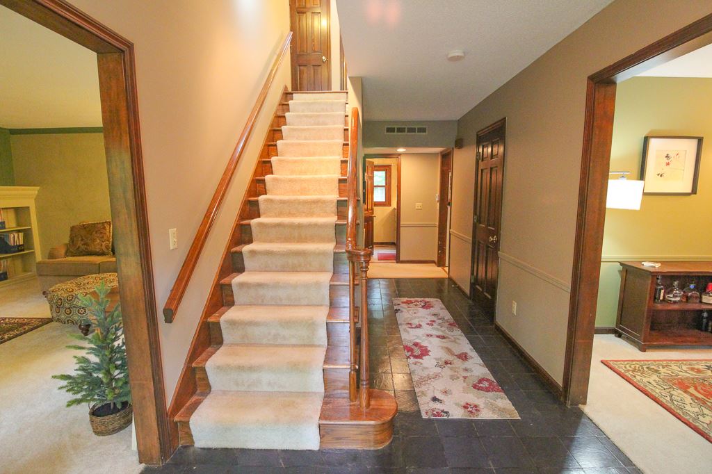 10615 Oaktree Road Fort Wayne, IN 46845 - Photo 2 of 36