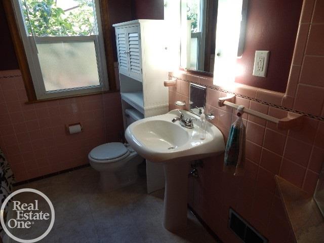 8212 Racine Road Warren, MI 48093 - Photo 19 of 27 31304125-18.JPG