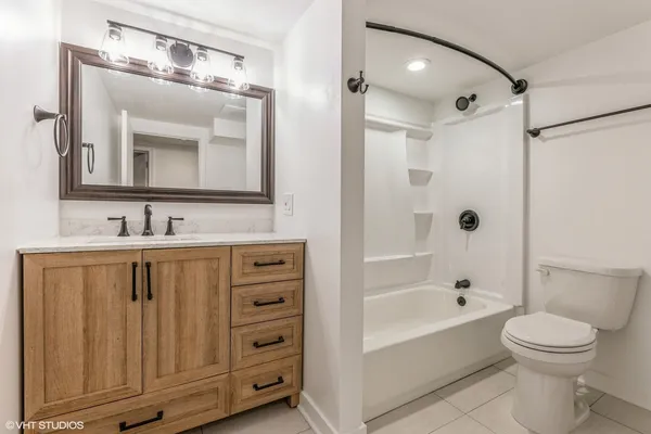 $2,400 | 3721 North Ashland Avenue, Unit G, Chicago, IL 60613