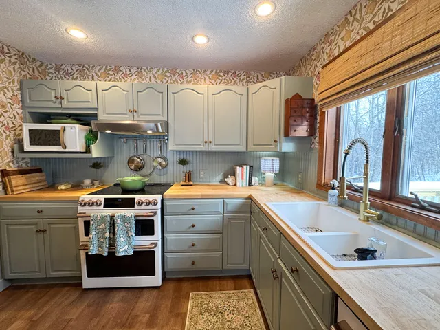 $179,900 | 68 Enfield Road, Lincoln, ME 04457