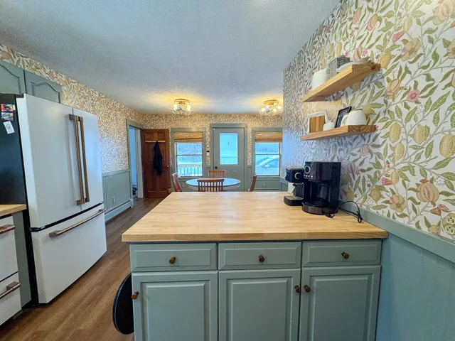 $179,900 | 68 Enfield Road, Lincoln, ME 04457