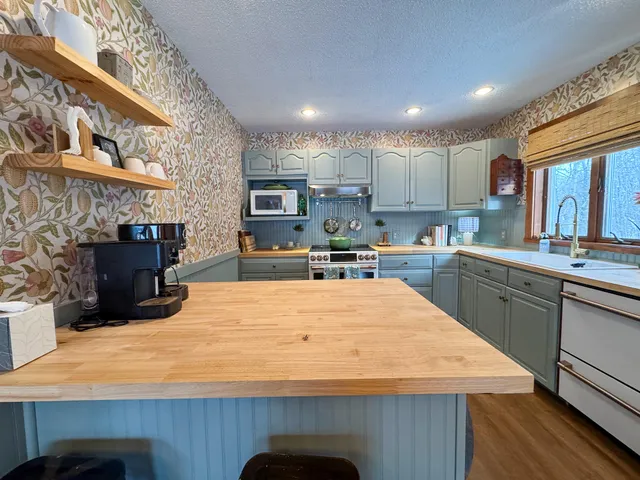 $179,900 | 68 Enfield Road, Lincoln, ME 04457