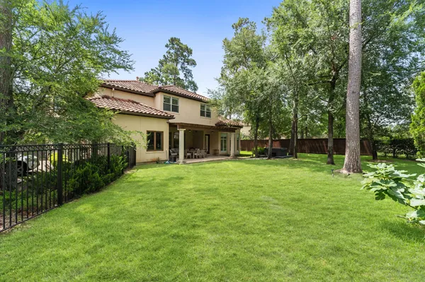 a view of a house with backyard and garden