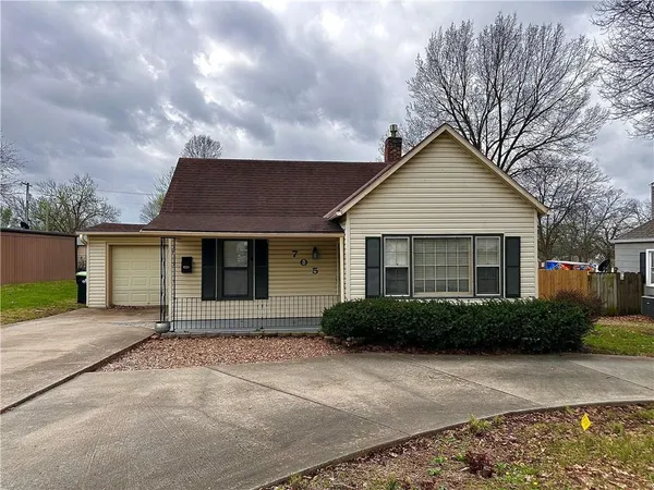$212,000 | 705 West Mechanic Street, Harrisonville, MO 64701
