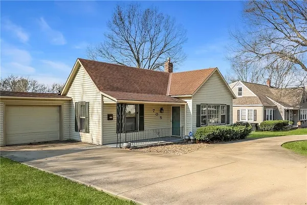 $212,000 | 705 West Mechanic Street, Harrisonville, MO 64701