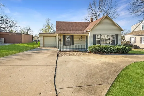 $212,000 | 705 West Mechanic Street, Harrisonville, MO 64701