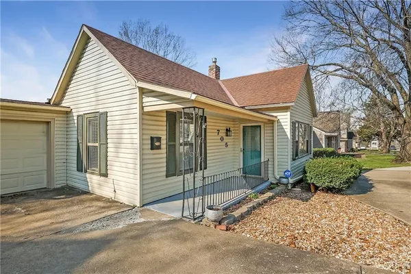 $212,000 | 705 West Mechanic Street, Harrisonville, MO 64701