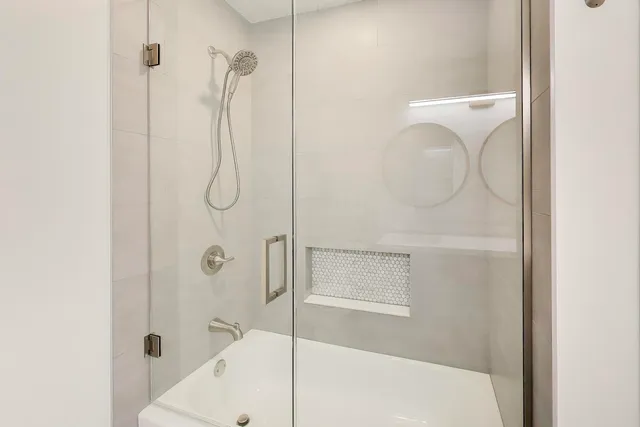 $3,250 | 1209 East Davis Street, Unit 3, Arlington Heights, IL 60005
