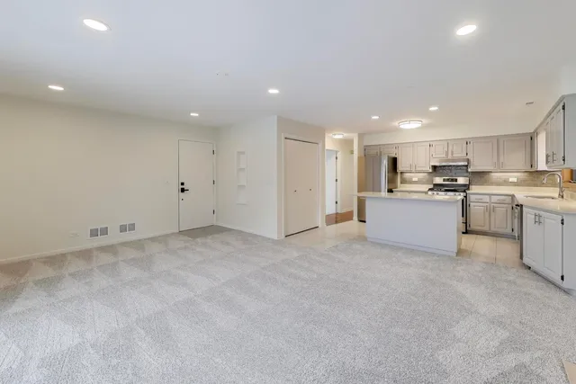 $3,250 | 1209 East Davis Street, Unit 3, Arlington Heights, IL 60005