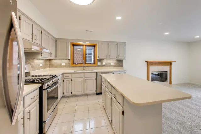 $3,250 | 1209 East Davis Street, Unit 3, Arlington Heights, IL 60005