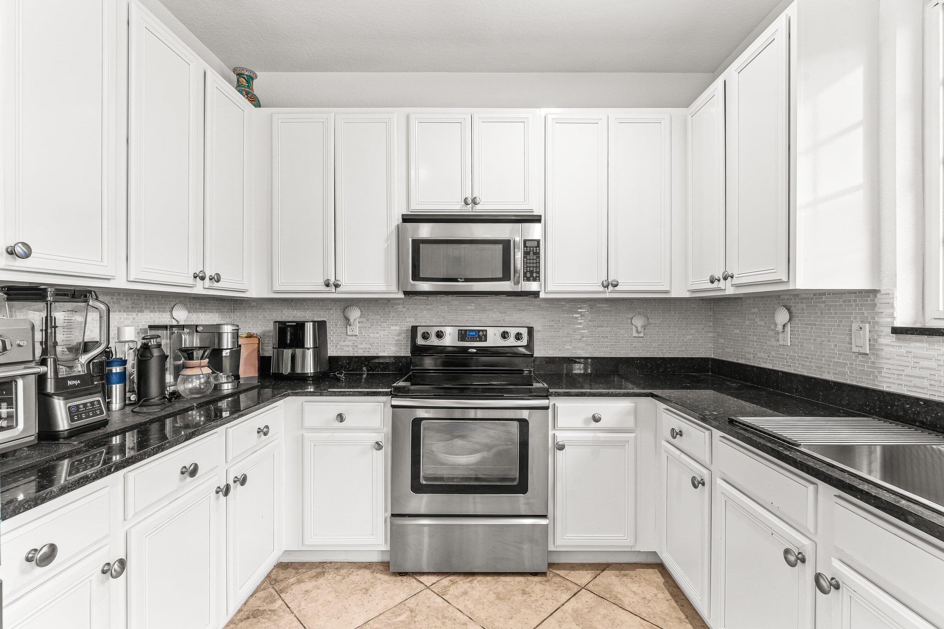179 Edenberry Avenue Jupiter, FL 33458 - Photo 3 of 21 Spacious White Kitchen