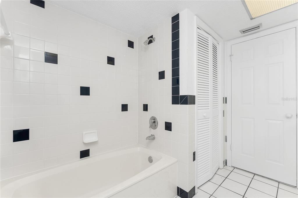 341 Severin Road Southeast Port Charlotte, FL 33952 - Photo 48 of 90 a bathroom with a bathtub