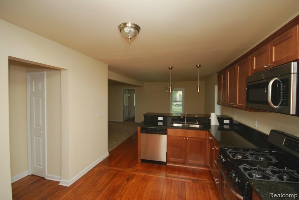 60511 9 Mile Road South Lyon, MI 48178 - Photo 12 of 32 Kitchen