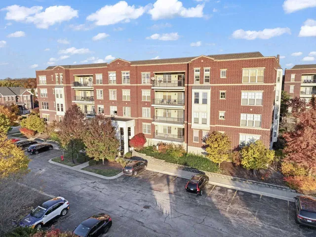 $332,000 | 511 Prestwick Lane, Unit 302, Wheeling, IL 60090