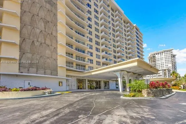 $3,900 | 5600 Collins Avenue, Unit 4H, Miami Beach, FL 33140