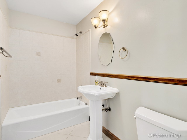 908 Ranch Road Wheaton, IL 60187 - Photo 14 of 25 a bathroom with a sink a toilet and bathtub
