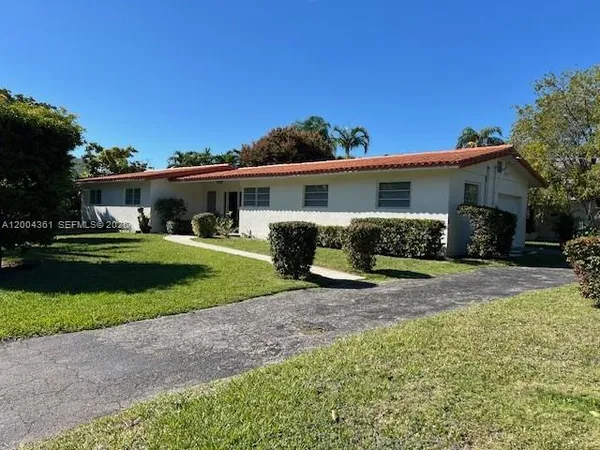 a view of a house with a backyard