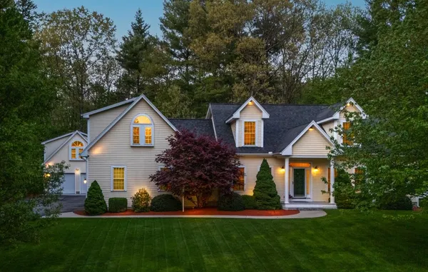 $899,900 | 5 Glastombury Drive, Sandown, NH 03873