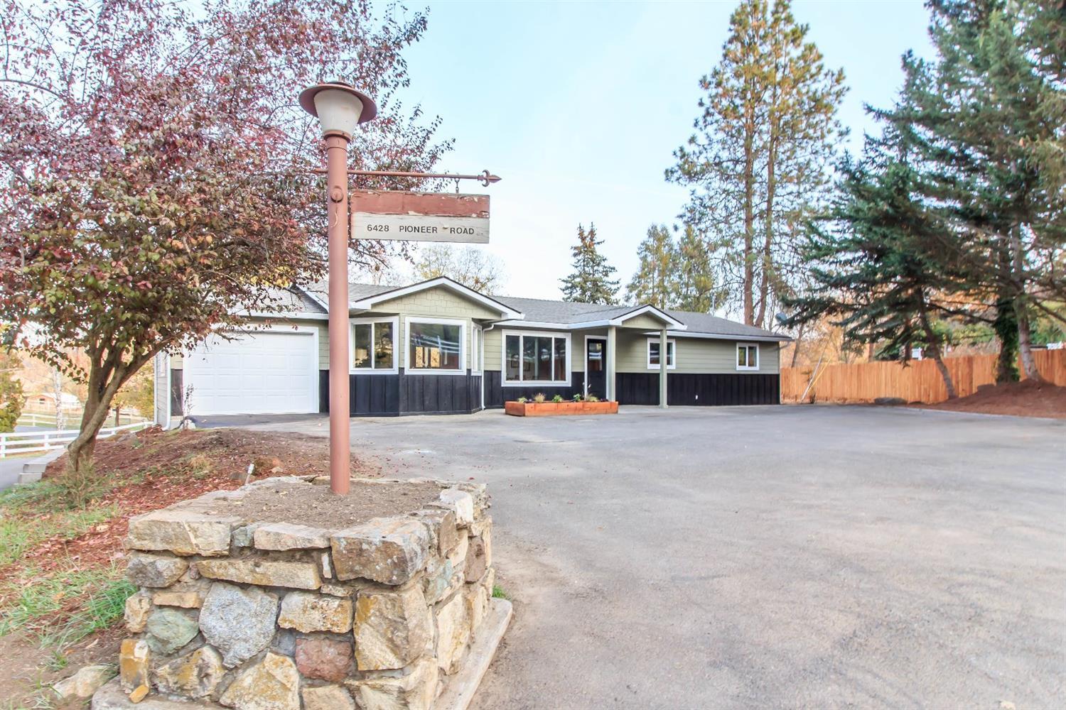 6428 Pioneer Road Medford, OR 97501 - Photo 3 of 28 Additional Photo