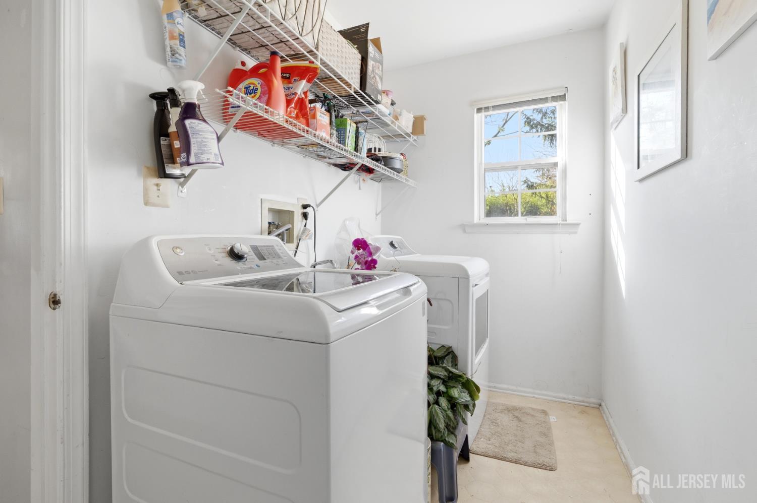 6 Shoshoni Way Somerville, NJ 08876 - Photo 23 of 52 a utility room with dryer and washer