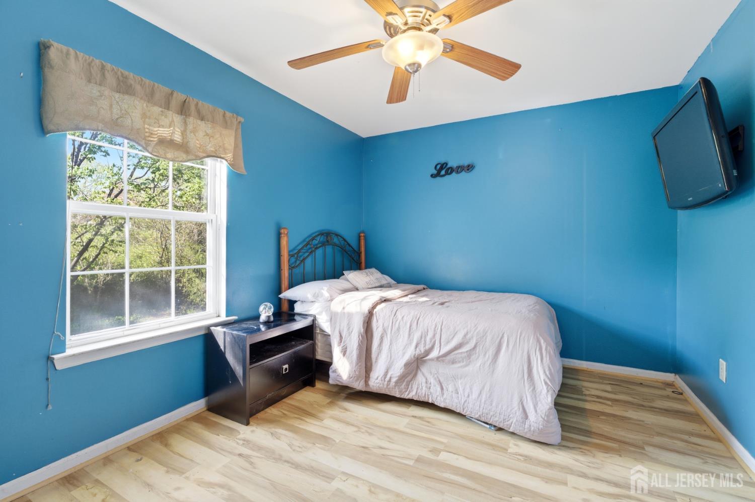 6 Shoshoni Way Somerville, NJ 08876 - Photo 29 of 52 a bedroom with a bed and a window