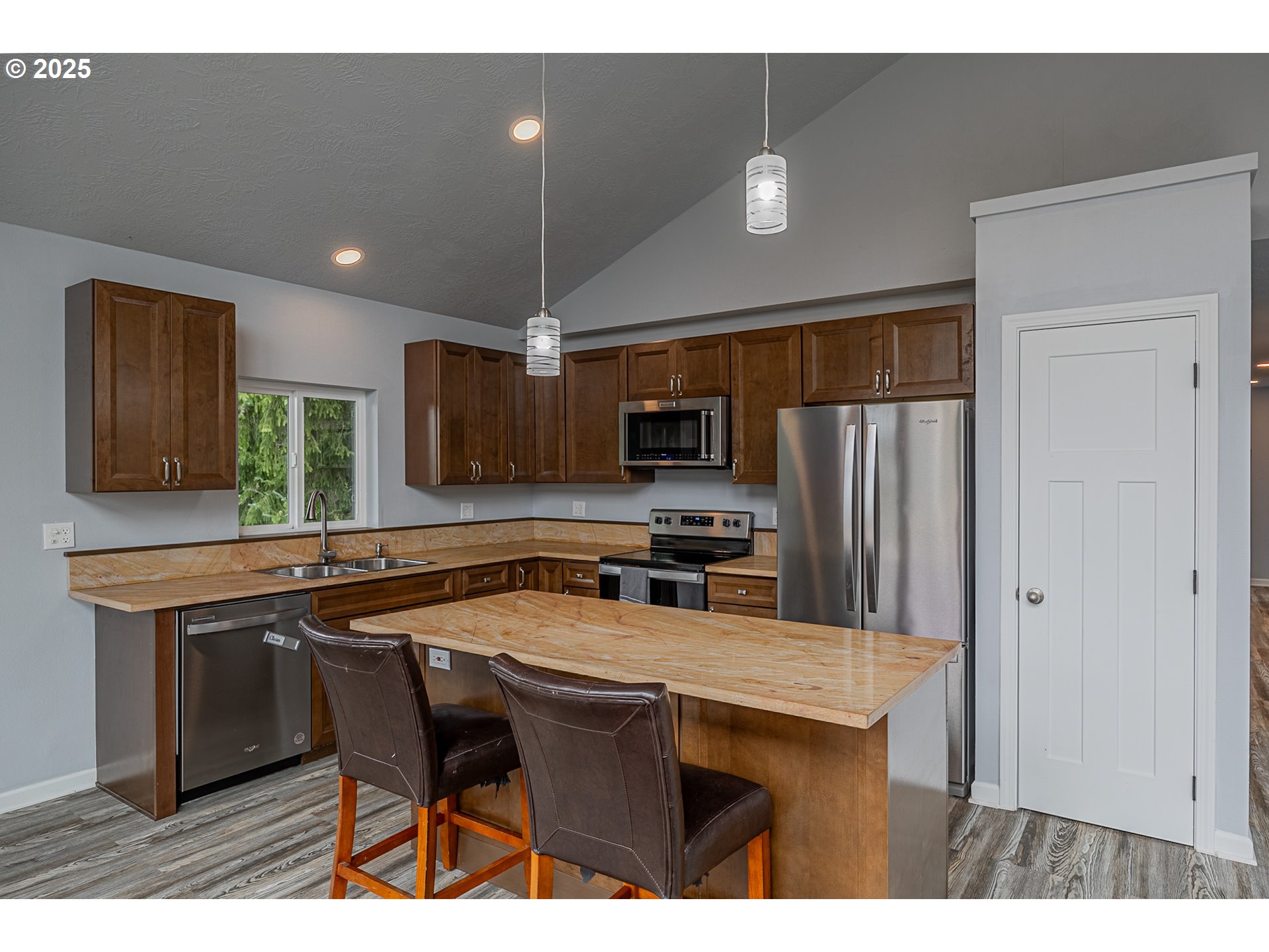 2547 Pony Creek Road North Bend, OR 97459 - Photo 18 of 48 Living Room