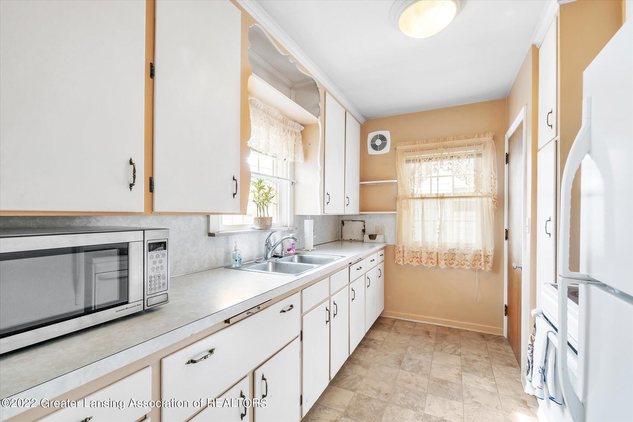 319 Kensington Road Lansing, MI 48910 - Photo 18 of 36 18-319-Kensington-RdWindowStill-Real-Est