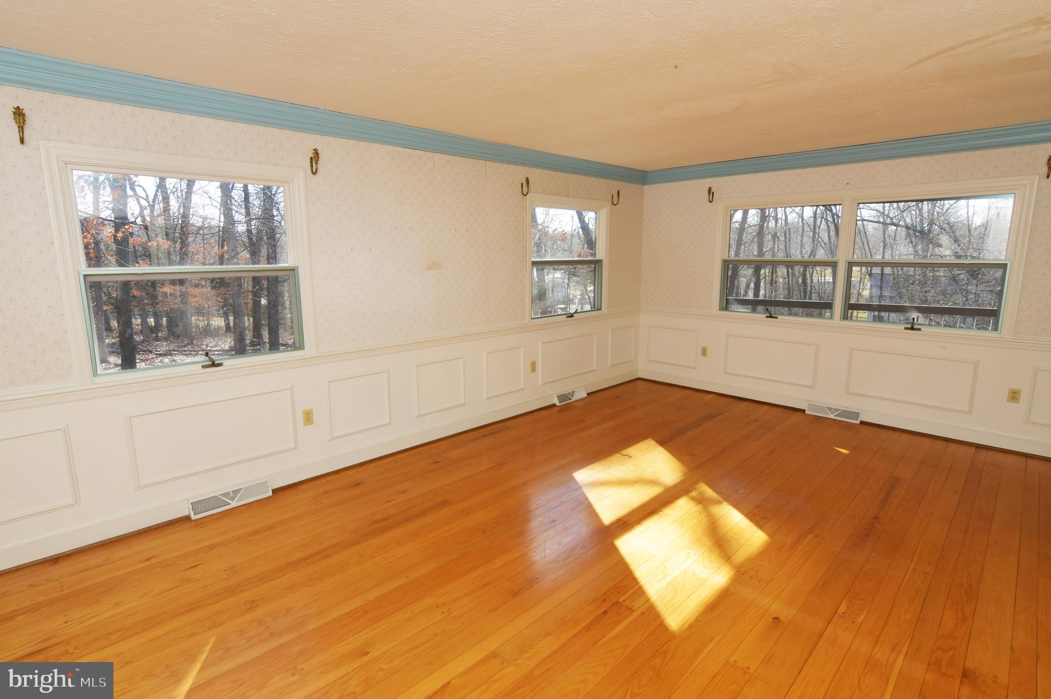 1052 Cedar Grove Road Winchester, VA 22603 - Photo 24 of 59 Living room