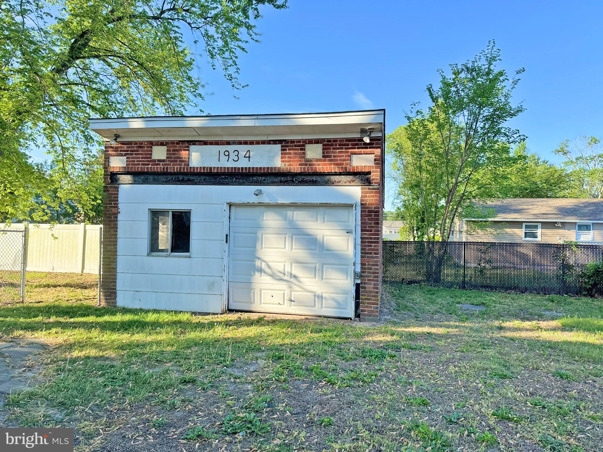 524 8th Avenue Lindenwold, NJ 08021 - Photo 15 of 19 a front view of a house with garden